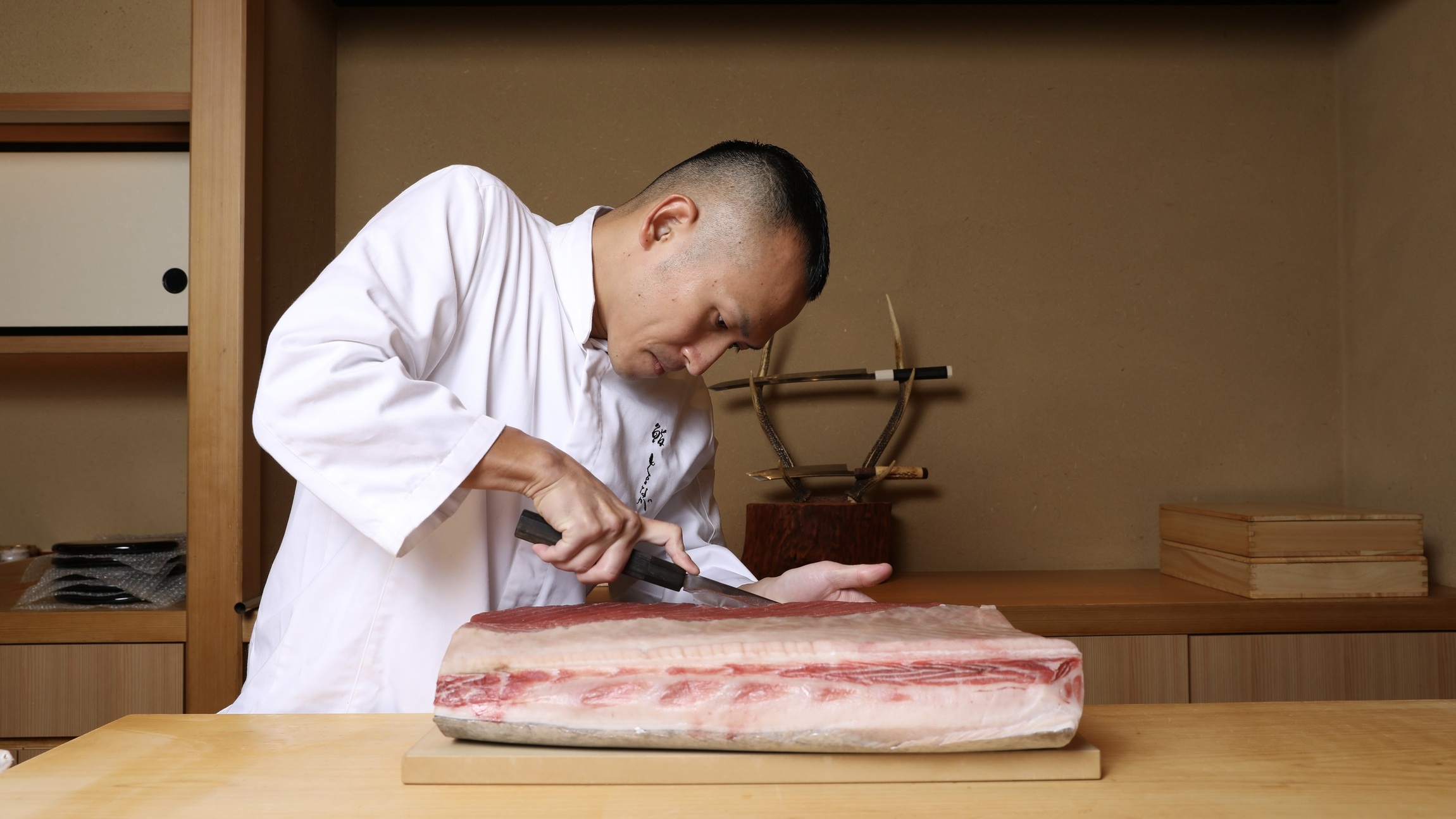 鮪を切りつける店主
